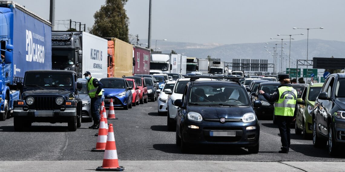 طوابير السيارات  لمسافة 4 كيلومترات عند بوابات رسوم الخروج من أثينا