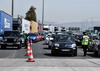 طوابير السيارات  لمسافة 4 كيلومترات عند بوابات رسوم الخروج من أثينا