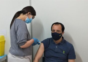 وزير الخارجية القبرصي يتلقى لقاح كورونا