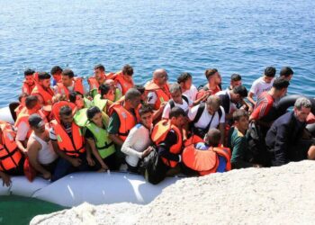 اليونان تنقذ  170  مهاجرا بعد سحب قاربهم إلي ميناء كالاماتا