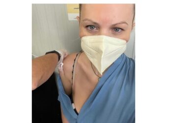 مقدمة البرامج  كاترينا جاجاكي تشجع المواطنين علي تلقي اللقاح بطريقتها