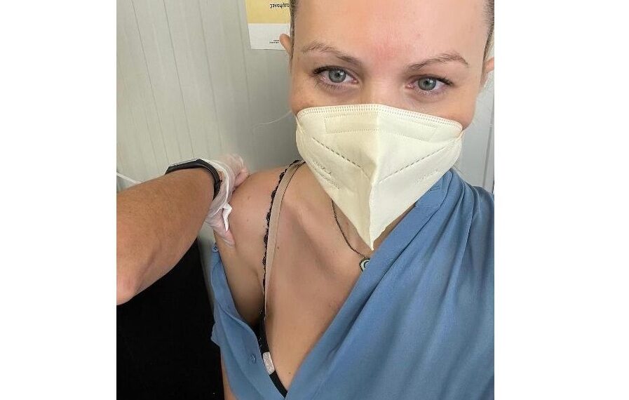 مقدمة البرامج  كاترينا جاجاكي تشجع المواطنين علي تلقي اللقاح بطريقتها