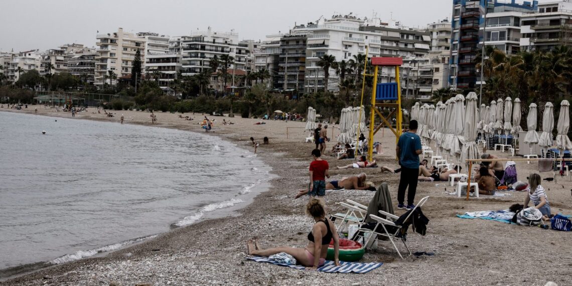 بسبب ارتفاع درجات الحرارة .. اليونانيون يقضون عيد الفصح علي الشواطئ