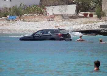 يوناني يقفز في البحر بسيارته للهروب من أيدي الشرطة