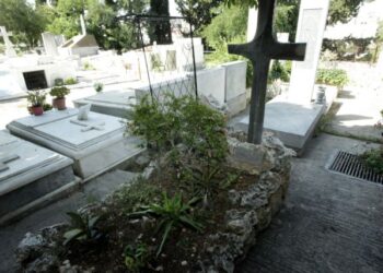 حادثة لا تصدق باليونان..  فتحوا التابوت و سرقوا المتوفي!