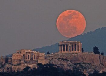 القمر العملاق يزين  سماء اليونان