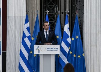 القمر العملاق يزين  سماء اليونان