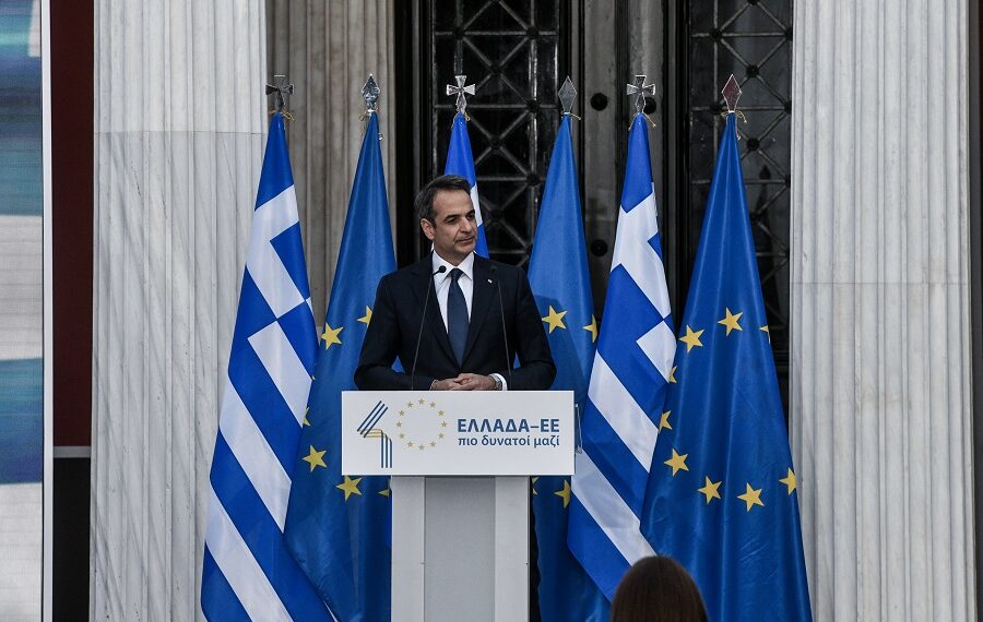 القمر العملاق يزين  سماء اليونان