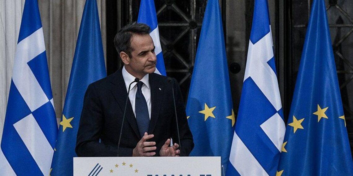 القمر العملاق يزين  سماء اليونان