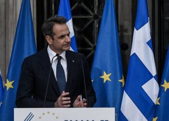 القمر العملاق يزين  سماء اليونان