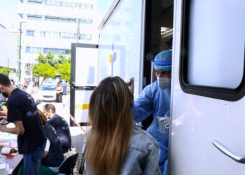 انخفاض في إصابات كورونا باليونان