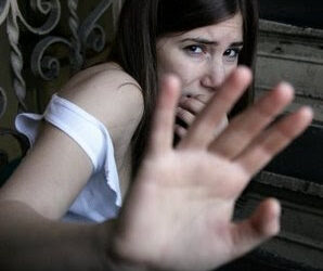 اليونان تعتقل شخصين بتهمة اغتصاب فتاة 19 عاما