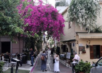 ما الذي يتغير في حياة اليونانيين اعتبارًا من غدا  ؟