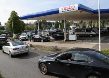United kingdom  could ask soldiers to deliver fuel as service stations run dry