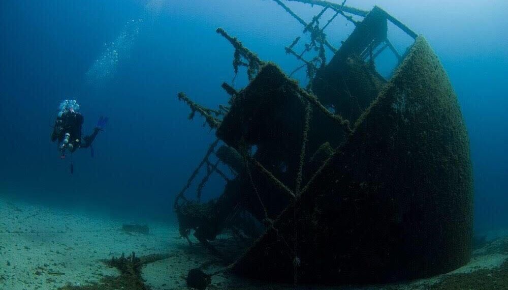 اليونان تعثر علي سفينة غارقة