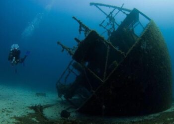 اليونان تعثر علي سفينة غارقة