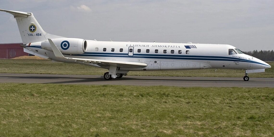 اليونان تهدي طائرة إلي قبرص