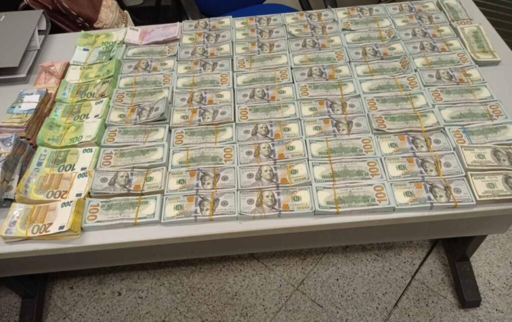 اليونان توقف راكب مصري يخفي 850 ألف يورو في حقيبته