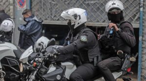 اليونان توقف راكب مصري يخفي 850 ألف يورو في حقيبته