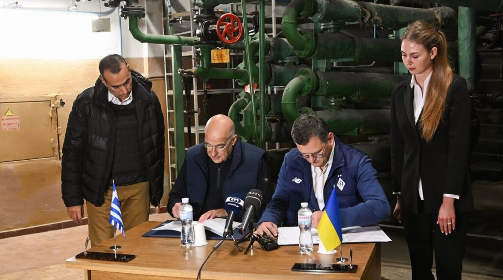 وزير خارجية اليونان يزور كييف