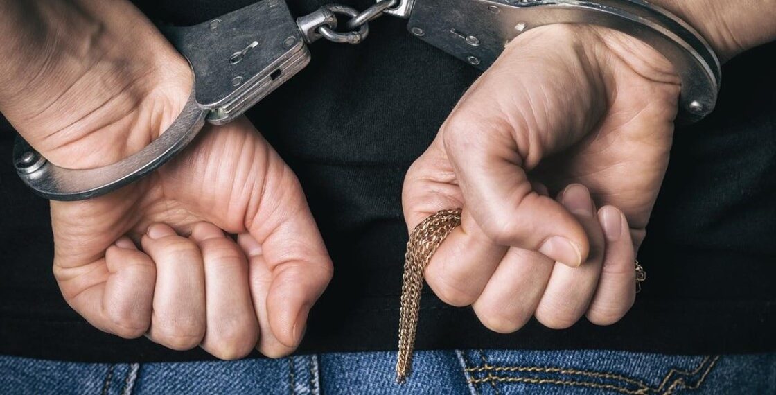 اليونان تعتقل رجل بتهمة الشروع في الاغتصاب