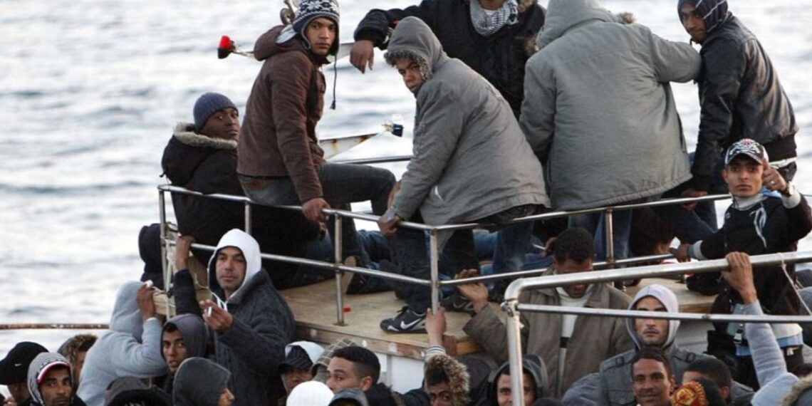 العثور على مهاجرين مكبلين وآخرين مصابين بجروح في اليونان