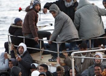 العثور على مهاجرين مكبلين وآخرين مصابين بجروح في اليونان