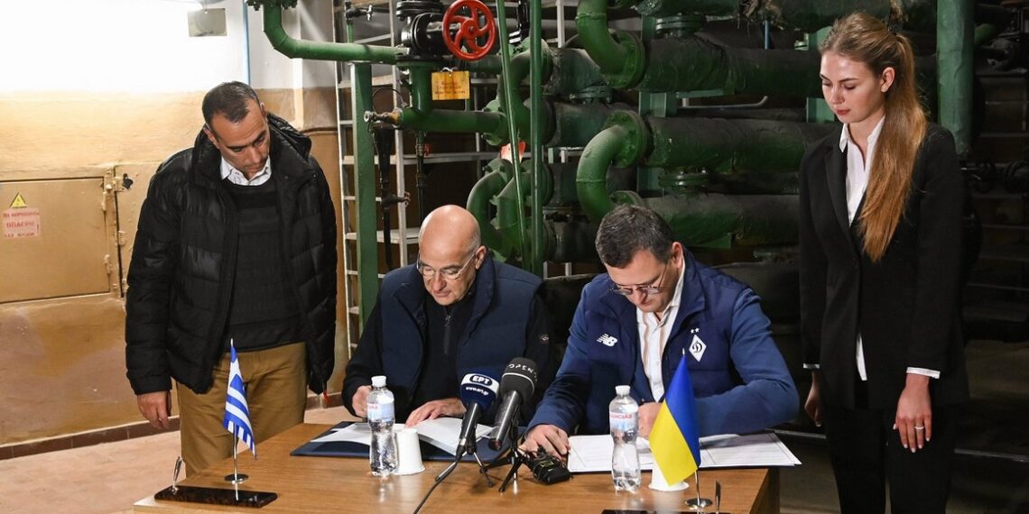 وزير خارجية اليونان يزور كييف