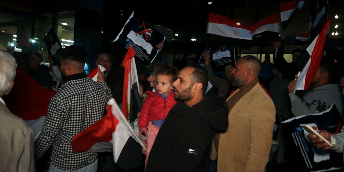 المصريون باليونان يحتجون أمام مقر الأمم المتحدة بأثينا