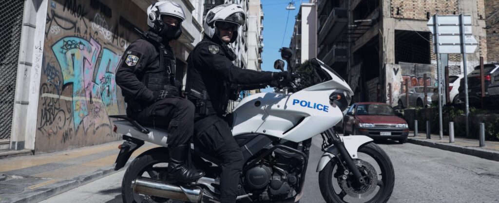 مجموعة فوضوية تتبنى الهجوم على سيارتين لسفارة إيطاليا في اليونان