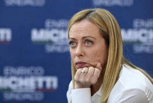 مجموعة فوضوية تتبنى الهجوم على سيارتين لسفارة إيطاليا في اليونان 