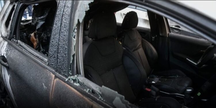 مجموعة فوضوية تتبنى الهجوم على سيارتين لسفارة إيطاليا في اليونان 