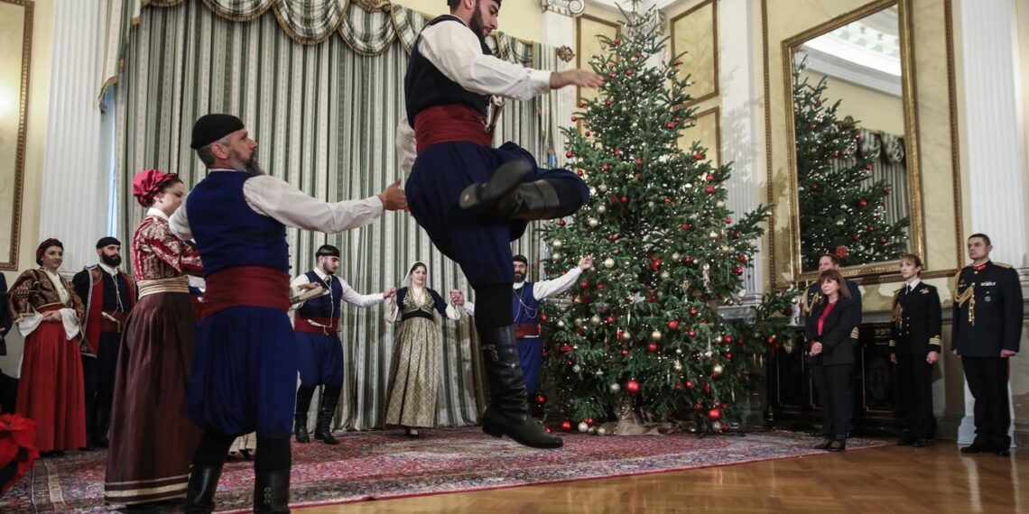 أجواء مبهجة في الاحتفال بأعياد الميلاد باليونان