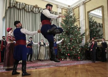 أجواء مبهجة في الاحتفال بأعياد الميلاد باليونان