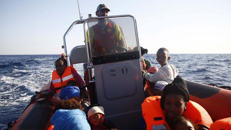 اليونان توقف زورقين هجرة غير شرعيه 