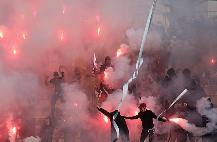 اليونان تتخذ اجراءات صارمة ضد المشجعين 