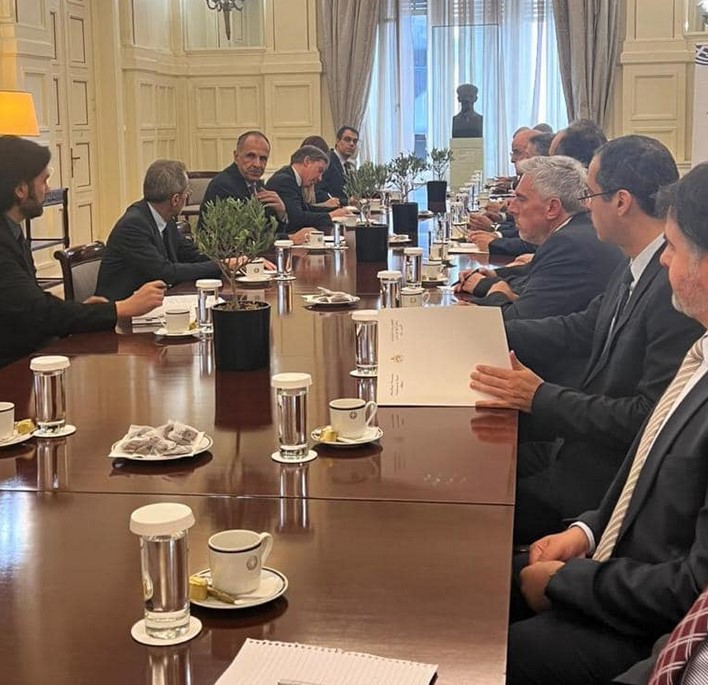 وزير الخارجية اليوناني يجتمع مع السفراء العرب