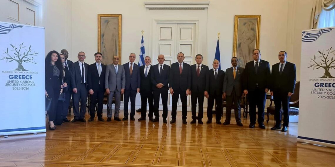 وزير الخارجية اليوناني يجتمع مع السفراء العرب