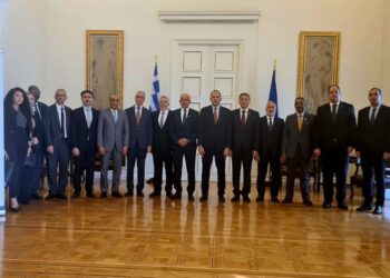 وزير الخارجية اليوناني يجتمع مع السفراء العرب