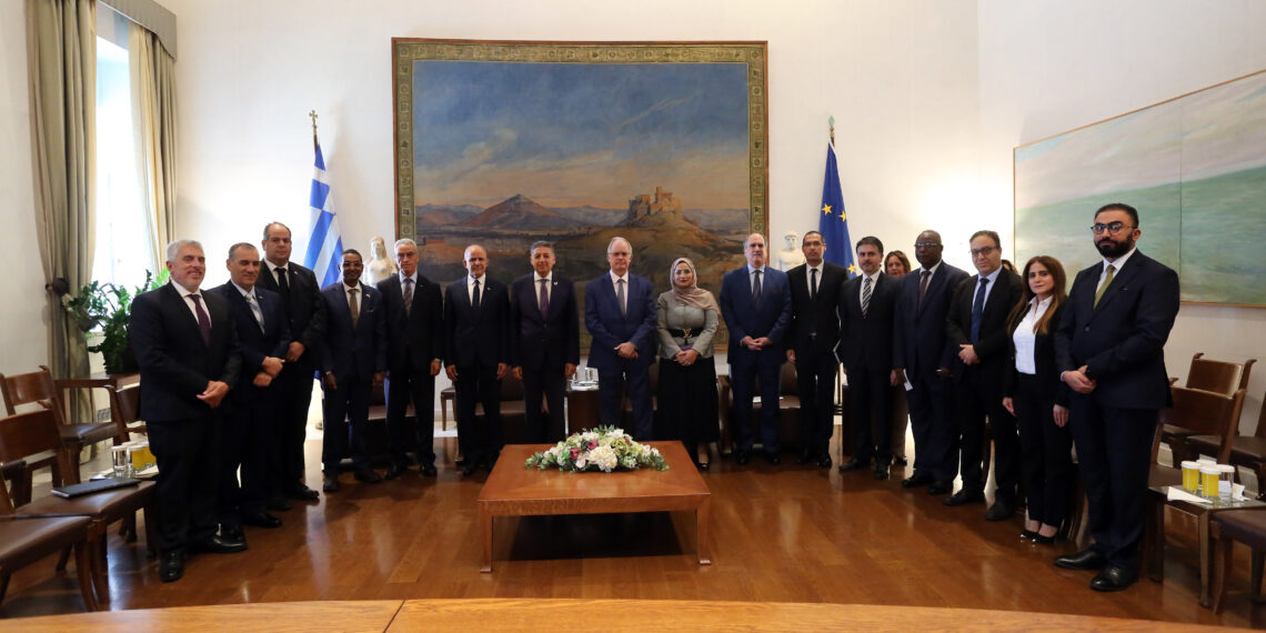 رئيس البرلمان اليوناني يلتقي السفراء العرب