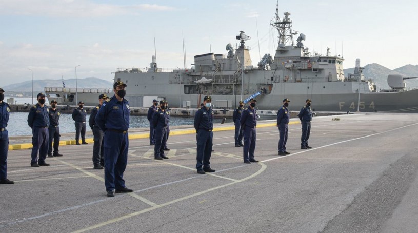 الفرقاطة بسارا الي البحر الأحمر