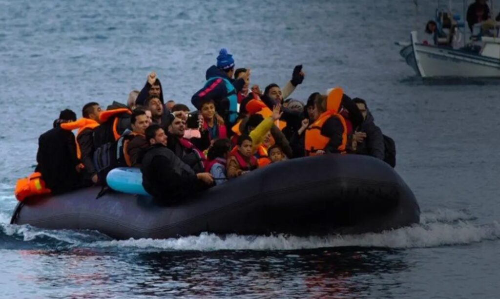 اليونان تنقذ مهاجرين غير شرعيين