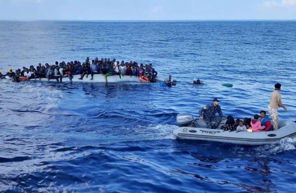 اليونان تنقذ مهاجرين غير شرعيين