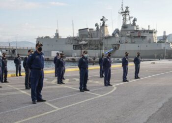 الفرقاطة بسارا الي البحر الأحمر