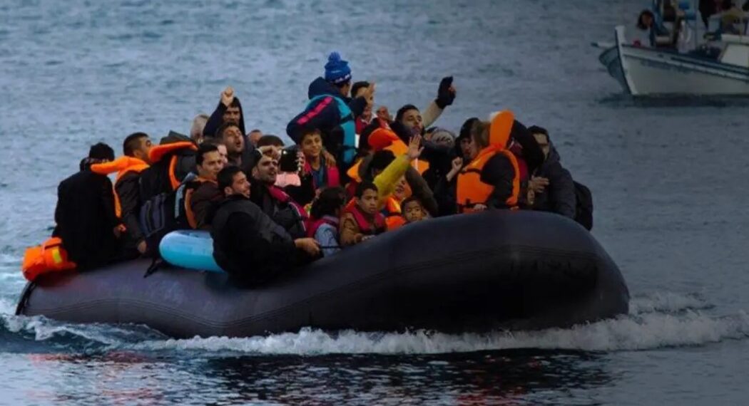 اليونان تنقذ مهاجرين غير شرعيين