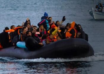 اليونان تنقذ مهاجرين غير شرعيين