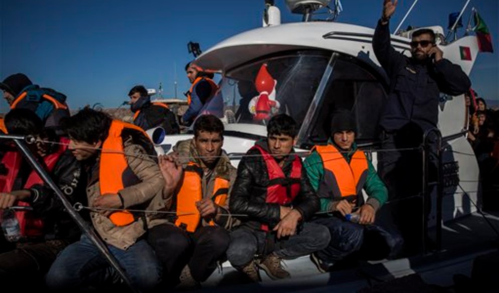 اليونان تنقذ مهاجرين غير شرعيين من الغرق