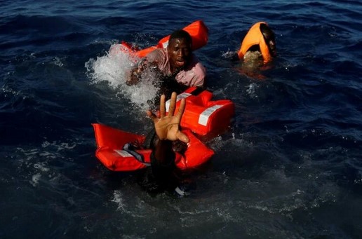 اليونان تنقذ مهاجرين غير شرعيين من الغرق 