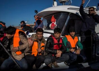 اليونان تنقذ مهاجرين غير شرعيين من الغرق