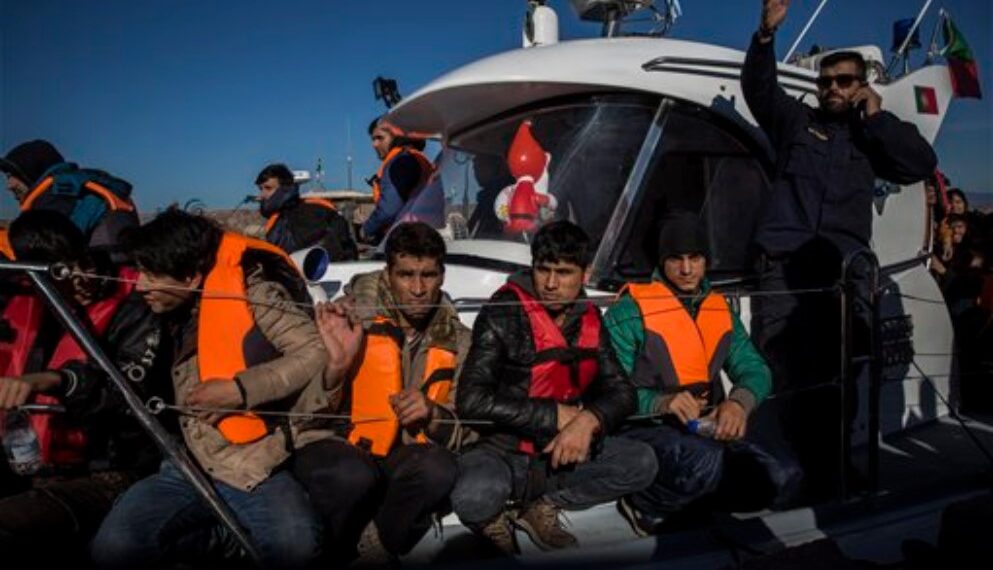 اليونان تنقذ مهاجرين غير شرعيين من الغرق